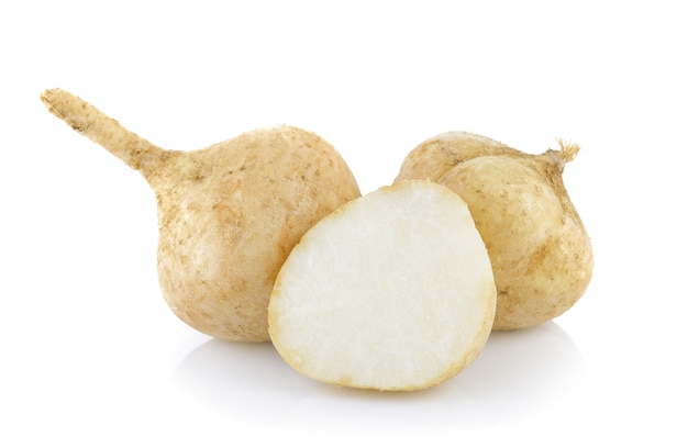 Jicama op witte achtergrond