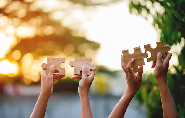 Puzzle e mani combina il potere dell'unità lavoro di squadra lavoro di squadra