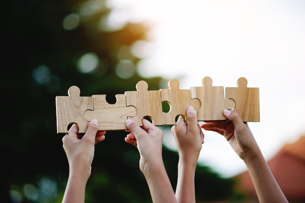 Foto pezzi del puzzle della cooperazione e del lavoro di squadra mirare a un grande successo nel lavoro