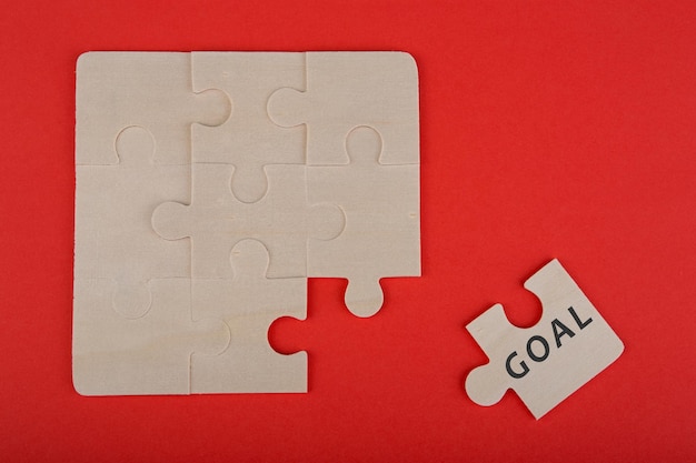 Jigsaw Puzzle Pieces met woorden doel op rode achtergrond