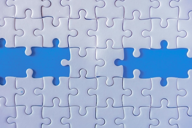 Foto jigsaw puzzle bianco su sfondo blu.