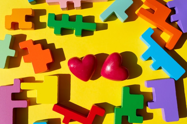 Foto puzzle con due cuori, giornata mondiale di sensibilizzazione sull'autismo