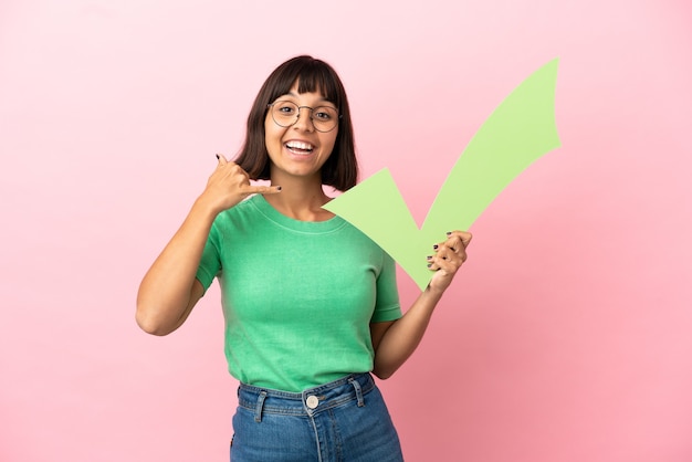 Jij bent een vrouw die een vinkje vasthoudt en een telefoongebaar doet