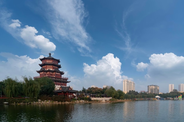 Vista della via del paesaggio del giardino cinese di jining