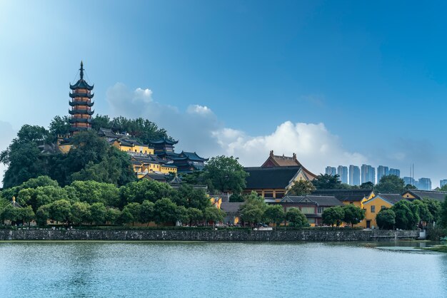 Jinshan is een boeddhistische heilige plaats in het zuiden van de Yangtze-rivier