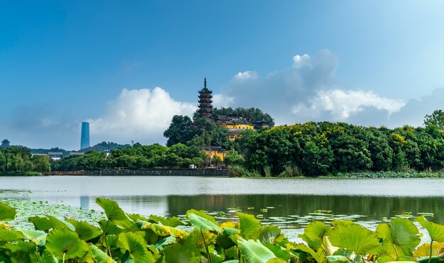 Jinshan is een boeddhistische heilige plaats in het zuiden van de Yangtze-rivier