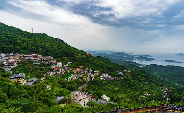 Jiufendorp met berg in regenende dag, Taiwan