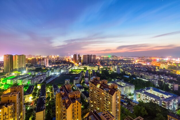 Jiujiang stadsgezicht in zonsondergang mooie kleine stad jiangxi provincie China