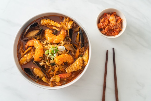 Jjamppong - zuppa di noodle ai frutti di mare coreana - stile di cibo coreano