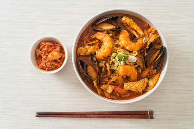 짬뽕 - 한국 해산물 국수 - 한국 음식 스타일