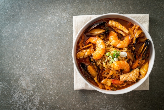 Jjamppong - zuppa di noodle ai frutti di mare coreana - stile di cibo coreano