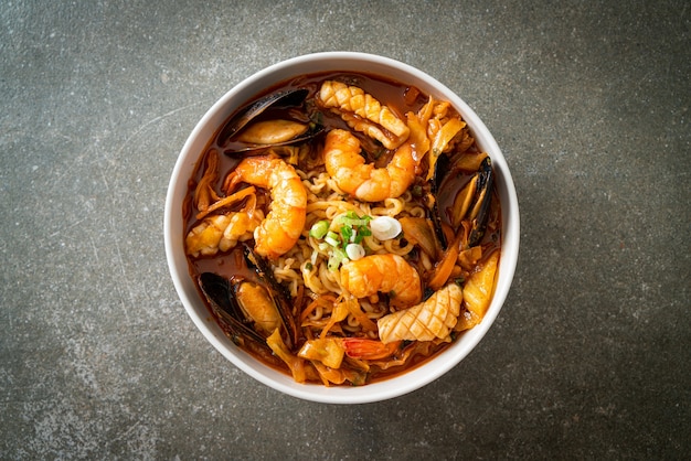 Jjamppong -  Korean Seafood Noodle Soup - Korean food style