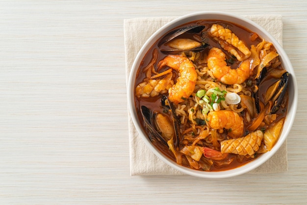 Jjamppong zuppa coreana di noodle ai frutti di mare