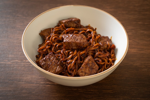 Jjapaguri o chapaguri, spaghetti piccanti di fagioli neri coreani con manzo - stile di cibo coreano