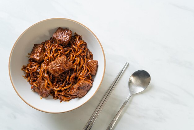 Jjapaguri o chapaguri, spaghetti piccanti coreani di fagioli neri con carne di manzo - stile alimentare coreano