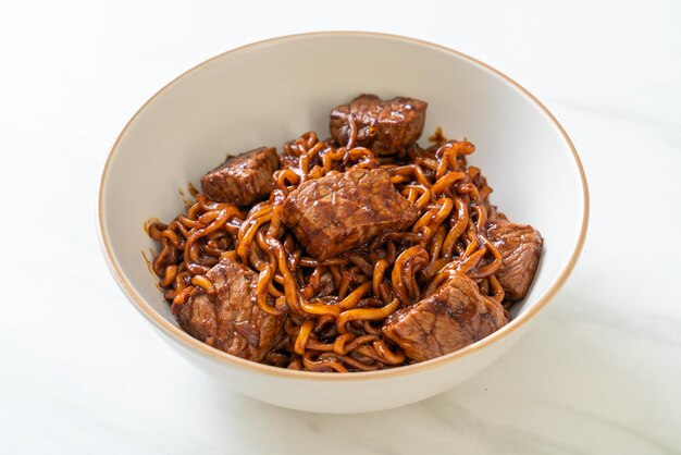 Jjapaguri of Chapaguri, Koreaanse zwarte bonen Pittige noedels met rundvlees - Koreaanse voedselstijl