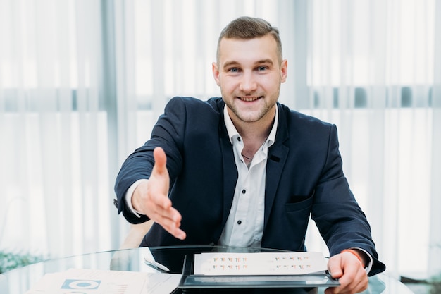 Assunzione di lavoro. reclutatore o capo tendendo una mano