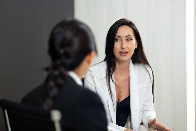 写真 ビジネスインタビュー: 職場での女性応募者との仕事インタビューやビジネスディスカッション