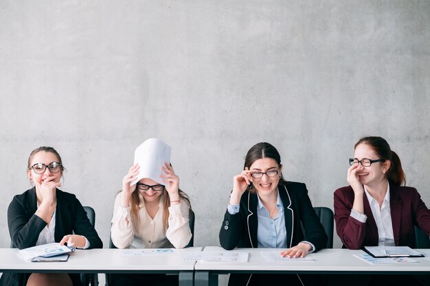 就職の面接の失敗。企業の採用。仮想求職者を笑っているHR女性。