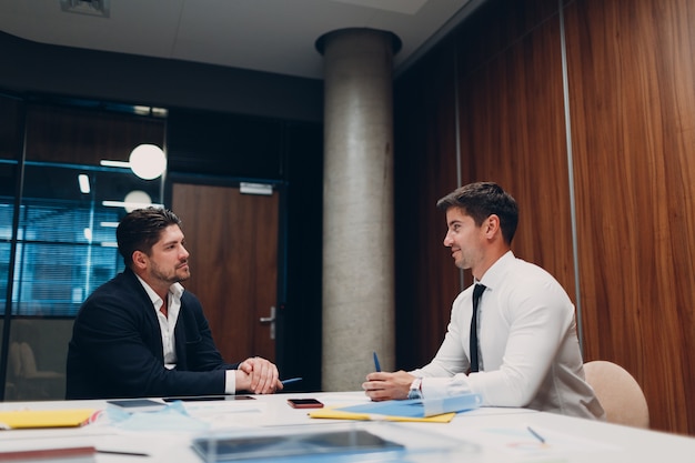 Colloquio di lavoro hr con uomini d'affari che parlano durante la riunione in ufficio. concetto di risorse umane.