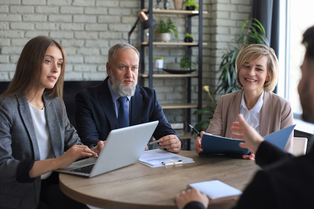 Colloquio di lavoro con il datore di lavoro, il team aziendale ascolta le risposte dei candidati.