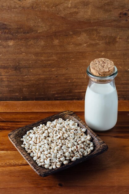 Photo jobs tears milk on wooden background