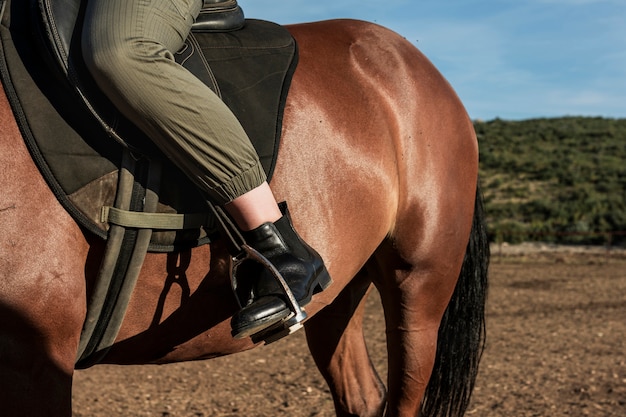 Foto jockey wandelen met het paard