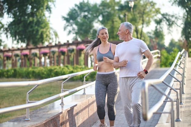 Joggen. Man en vrouw in sportkleding joggen in het park