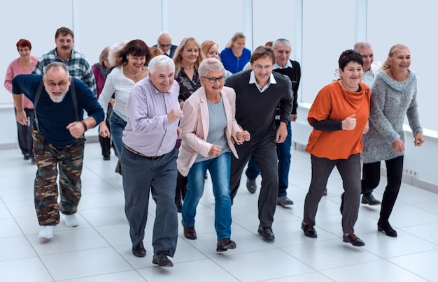 Joggen oude gelukkige vrienden close-up marathon van volwassen mensen