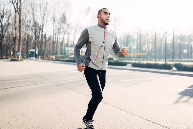 Jogger in beweging, rennen in herfstpark