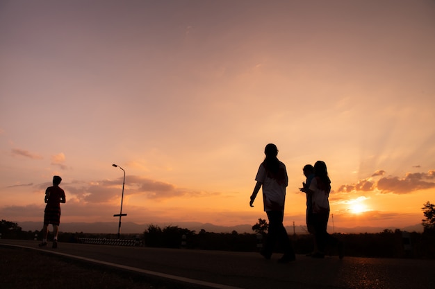 jogger in zonsondergang