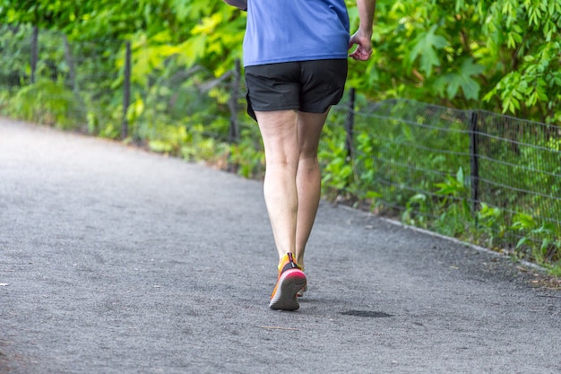 Jogger работает вдоль центрального парка водохранилища в Нью-Йорке.