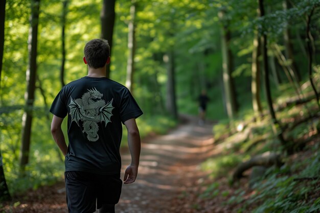 写真 森の道でドラゴンエンブレムが描かれたシャツを着たジョガー