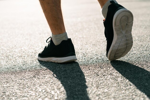 Jogging e esercizi cardio allenamento mattutino e attività fisica