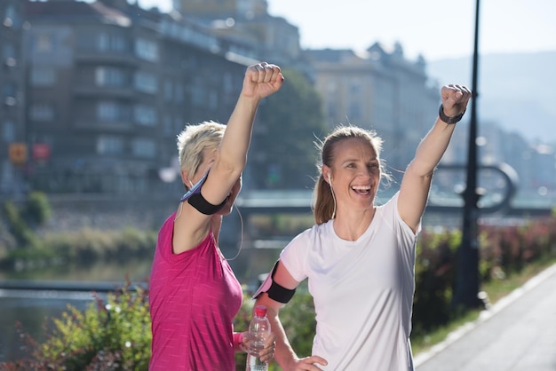 Foto coppia di amici che fanno jogging si congratulano e sono felici di finire il loro allenamento mattutino