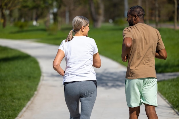 Photo jogging mature couple jogging in the park together