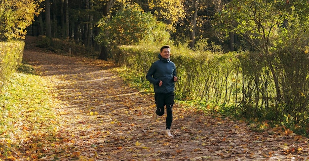毎日のウォームアップジョギング 健康的なライフスタイル 秋の寒い季節の午後のトレーニング