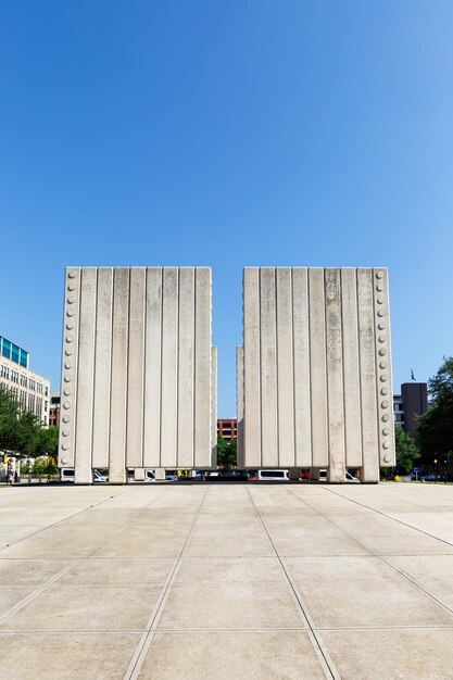 Foto john f kennedy memorial plaza voor jfk portret formaat mijlpaal in dallas verenigde staten