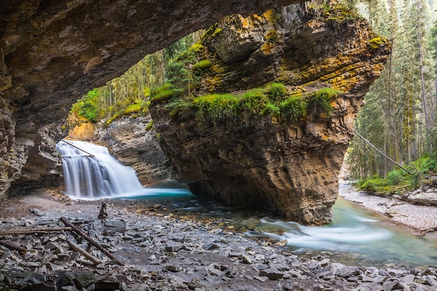 Grotta della cascata del johnston canyon a banff in canada