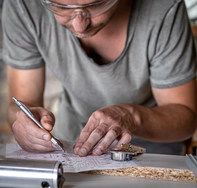 Joiner in het proces van werk, metingen, boornauwkeurigheid.