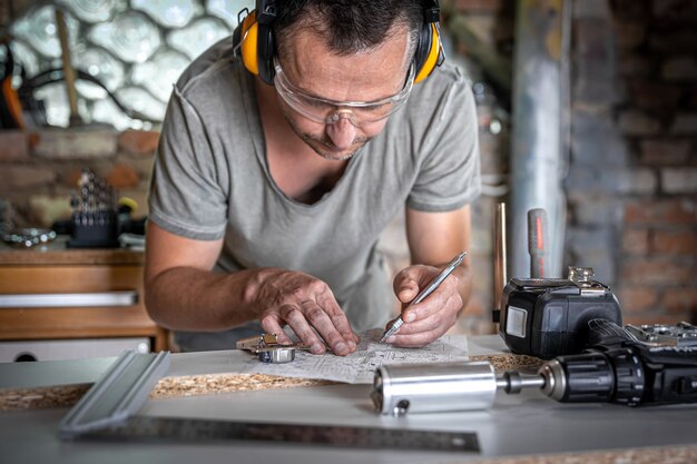 Joiner in het proces van werk, metingen, boornauwkeurigheid.