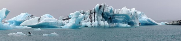 アイスランドのパノラマでヨークルスアゥルロゥン氷河ラグーン