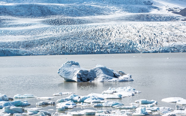 Foto laguna del ghiacciaio jokulsarlon, islanda