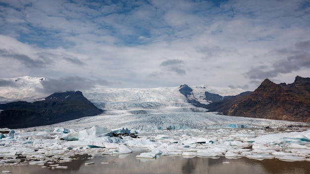 Ледниковая лагуна Jokulsarlon летом ледниковый язык и небо на заднем плане