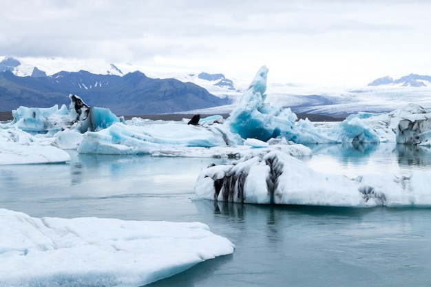 Jokulsarlon gletsjermeer, IJsland. IJsbergen drijvend op het water. IJsland landschap