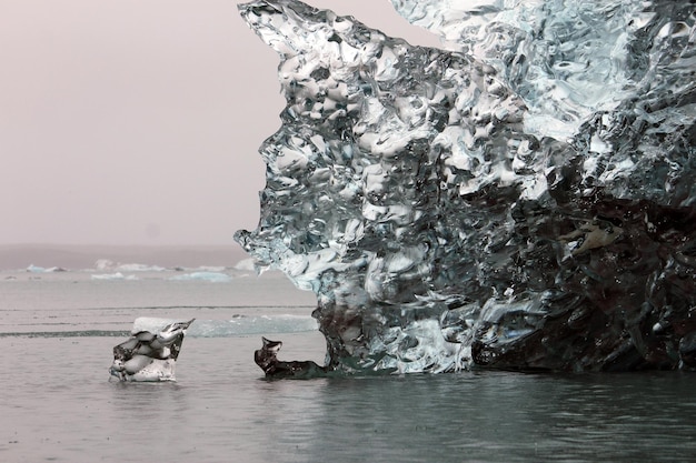 아이슬란드의 요살론 (Jokulsarlon) 중여름, 바트나요쿨 (Vatnajökull) 빙하의 빙산이 녹아 조살론 연못에 떠다니고 있다.