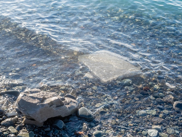 Jokulsarlon ijsberglagune met gletsjer en grote ijsberg onder bewolkte blauwe hemel in IJsland