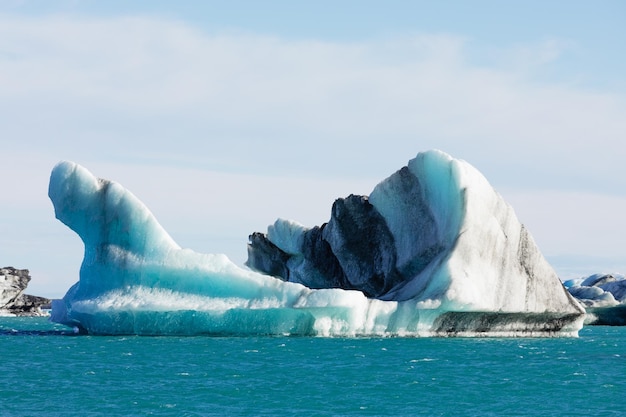 Лагуна Йокульсарлон грязный ледниковый айсберг Исландия