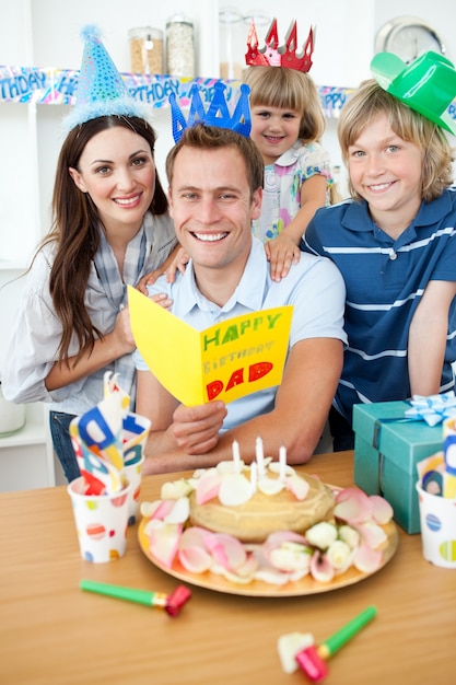 Jolly familie vieren vader&#39;s verjaardag