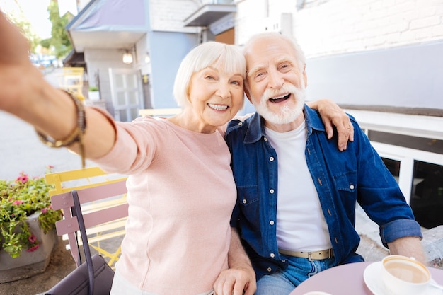 Фото Веселая пара старших улыбается и смотрит в камеру